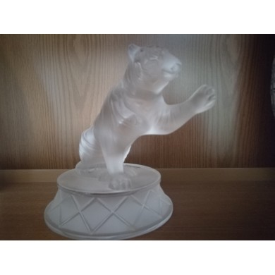 Tigrou en cristal par Lalique, neuf en parfait état hauteur environ 17 cm