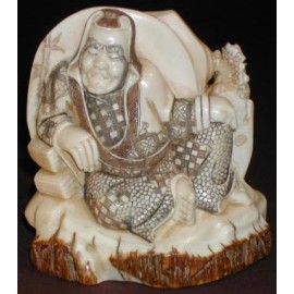 Magnifique Netsuke noble assis en tenue traditionnelle