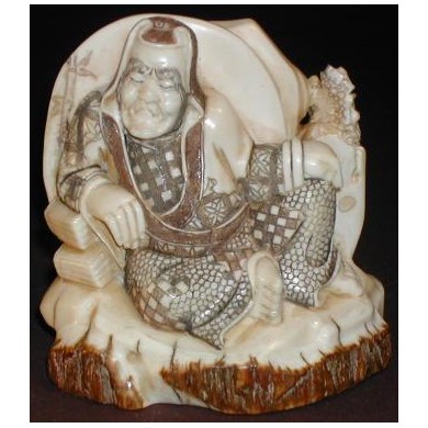 Magnifique Netsuke noble assis en tenue traditionnelle