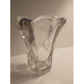 Superbe vase en cristal signé Daum France haut 15 cm décor ondulé